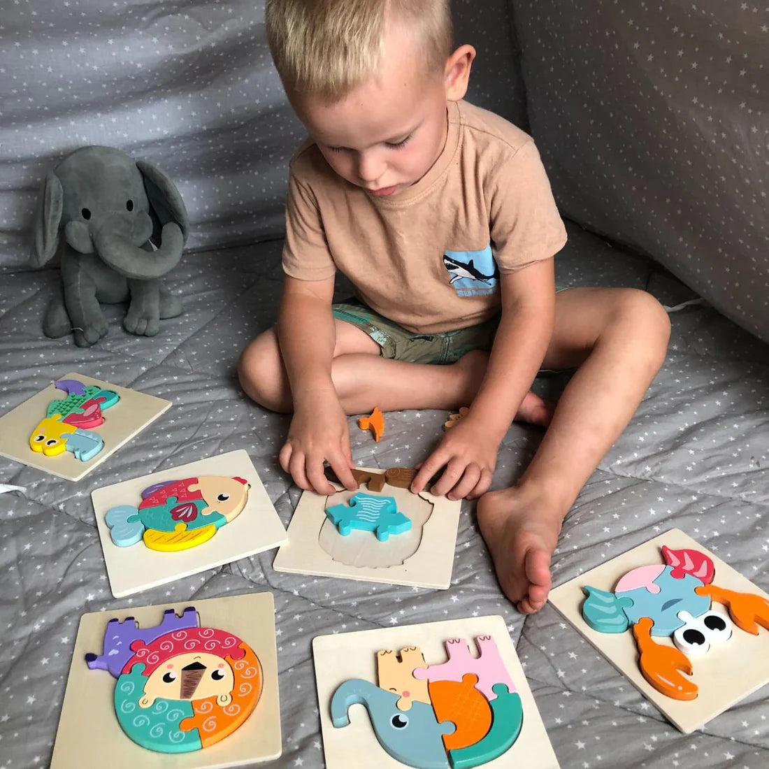 6 drewnianych puzzli Montessori – Autka (6+ miesięcy)