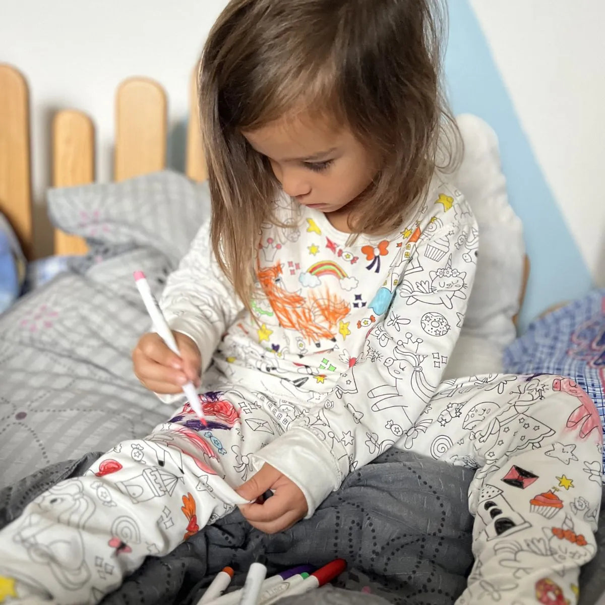 Dwuczęściowa piżama dziecięca „Pokoloruj mnie” – Księżniczki i jednorożce (4+ lata)