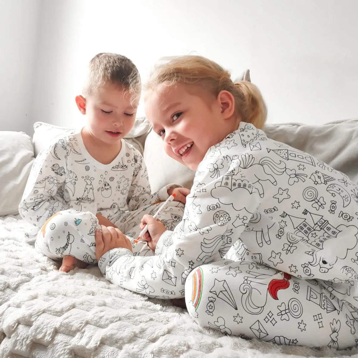 Dwuczęściowa piżama dziecięca „Pokoloruj mnie” – Księżniczki i jednorożce (4+ lata)