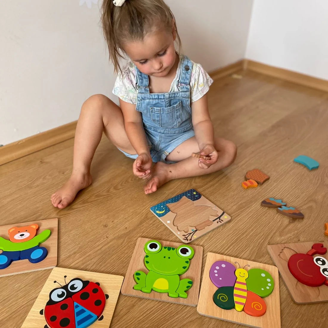 6 drewnianych puzzli Montessori – Autka (6+ miesięcy)