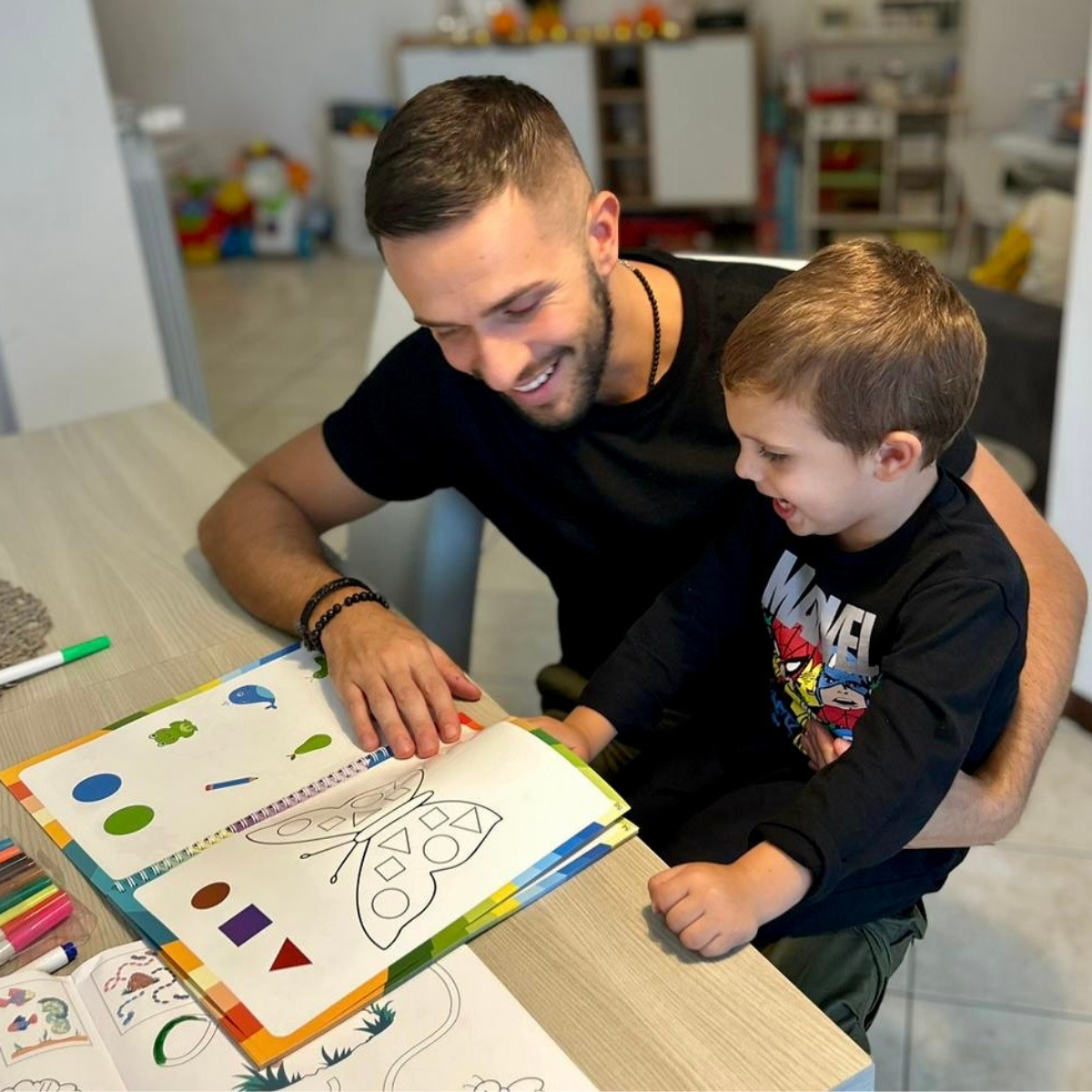 Curious Child Colours – Zeszyt pisz i zmazuj do nauki pisania, wielokrotnego użytku (64 strony, 2–5 lat)