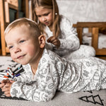Dwuczęściowa piżama dziecięca „Pokoloruj mnie” – Ciężarówki i koparki (4+ lata)