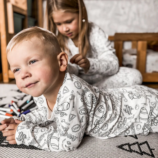 Dwuczęściowa piżama dziecięca „Pokoloruj mnie” – Ciężarówki i koparki (4+ lata)