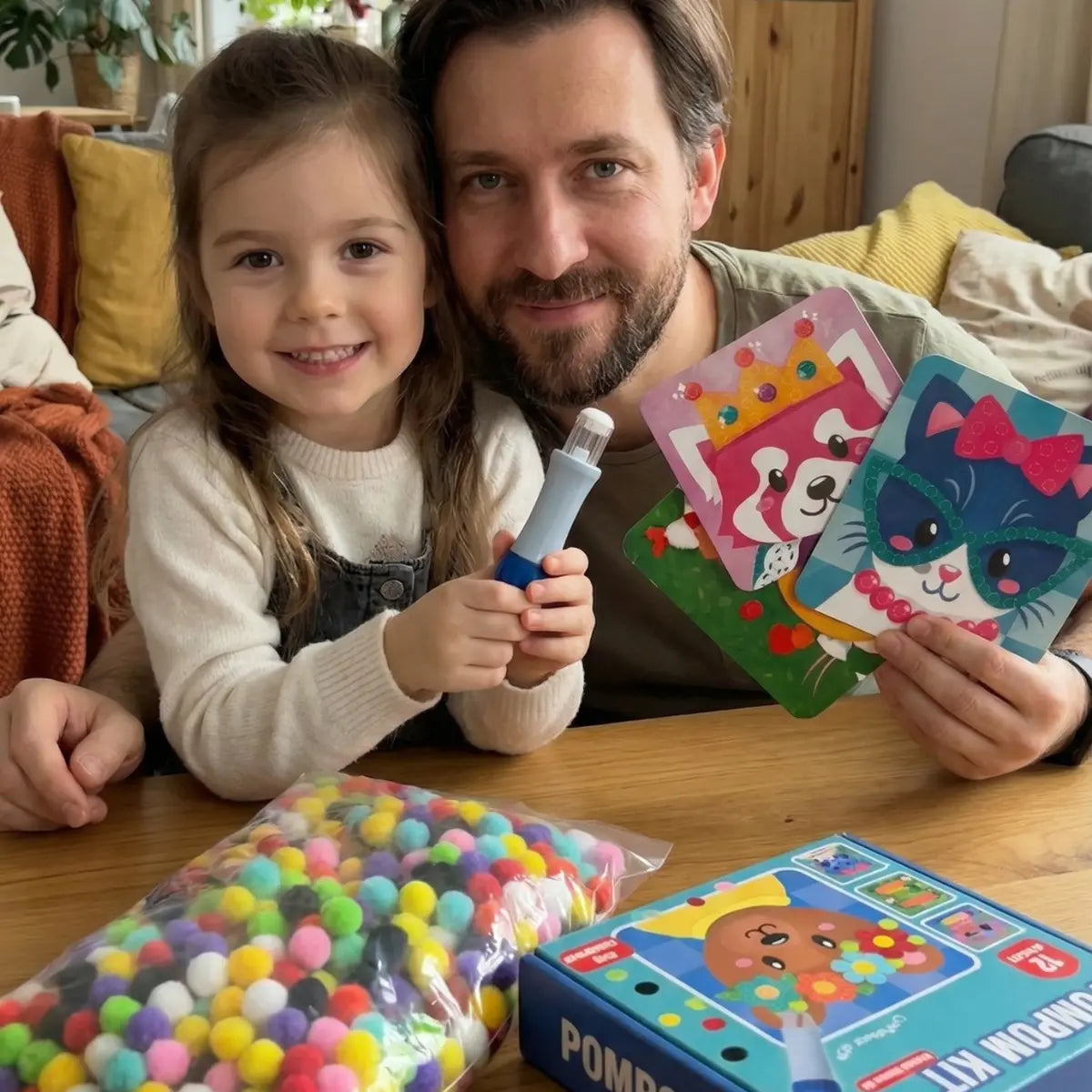 Pom Pom Kit – stwórz puszyste zwierzątka 3D z miękkich pomponów bez bałaganu! (5+ lat)