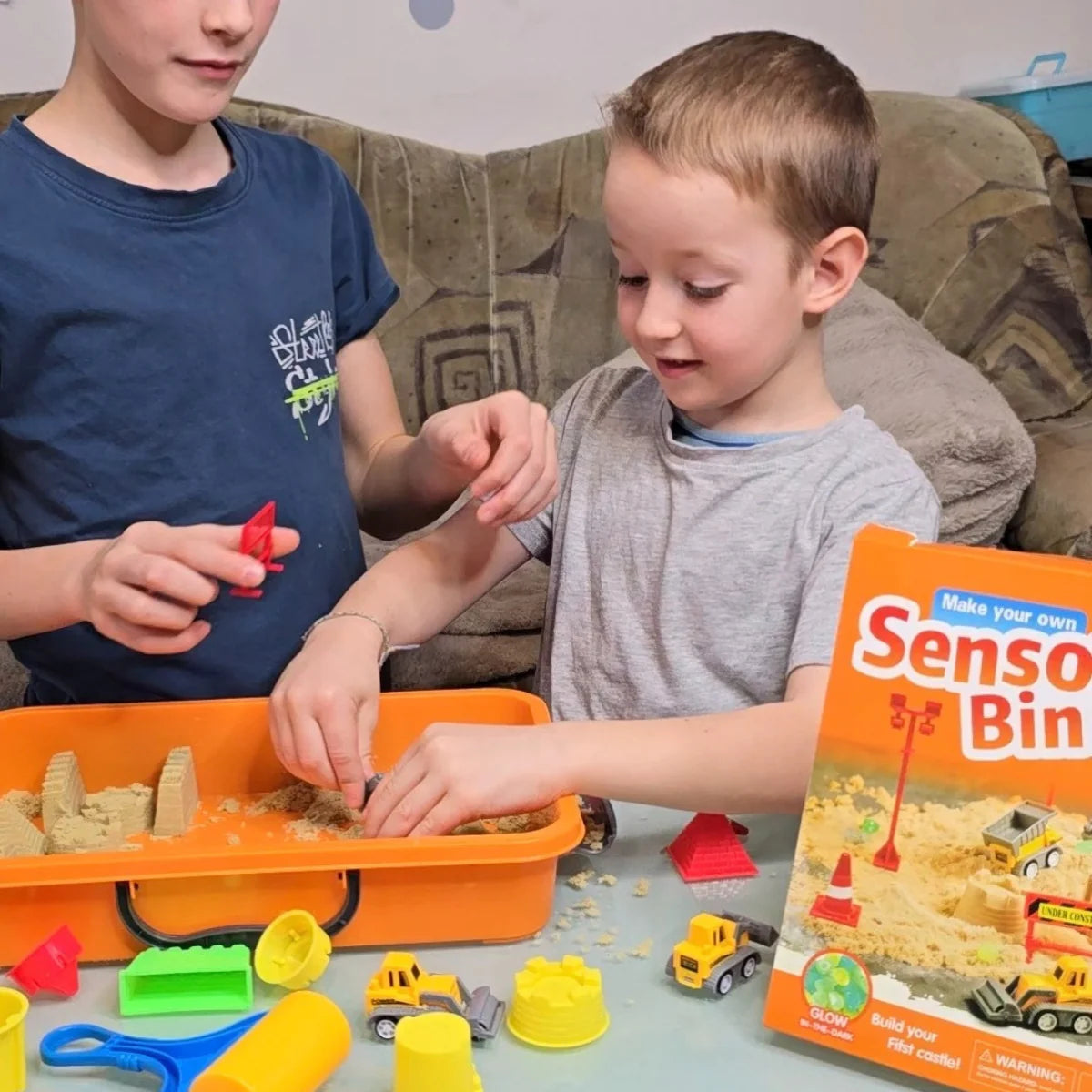 Zestaw sensoryczny z magnetycznym piaskiem i świecącymi kamyczkami | Plac budowy & koparki