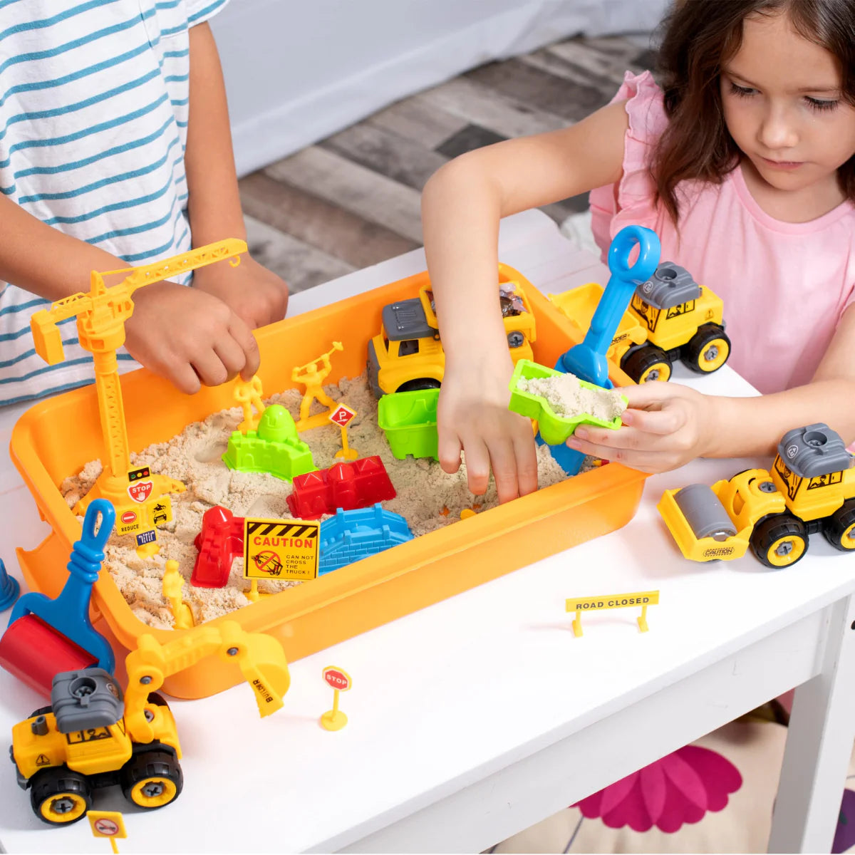 Zestaw sensoryczny z magnetycznym piaskiem i świecącymi kamyczkami | Plac budowy & koparki