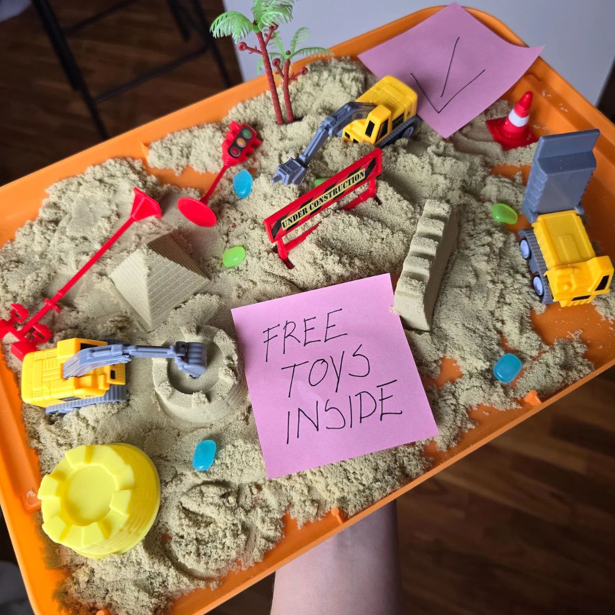 Zestaw sensoryczny z magnetycznym piaskiem i świecącymi kamyczkami | Plac budowy & koparki