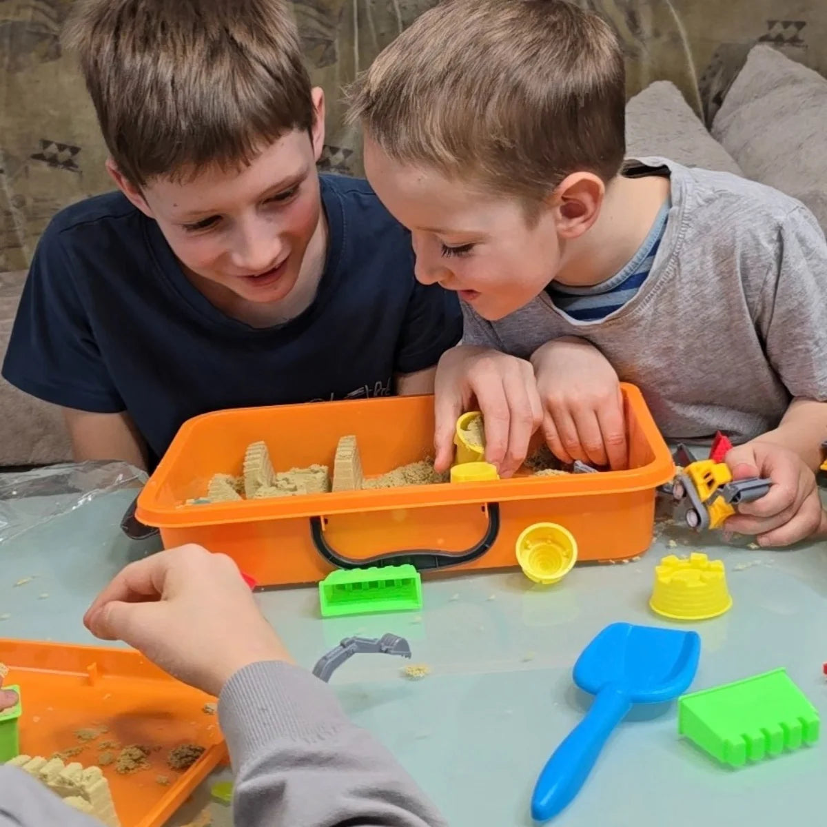 Zestaw sensoryczny z magnetycznym piaskiem i świecącymi kamyczkami | Plac budowy & koparki