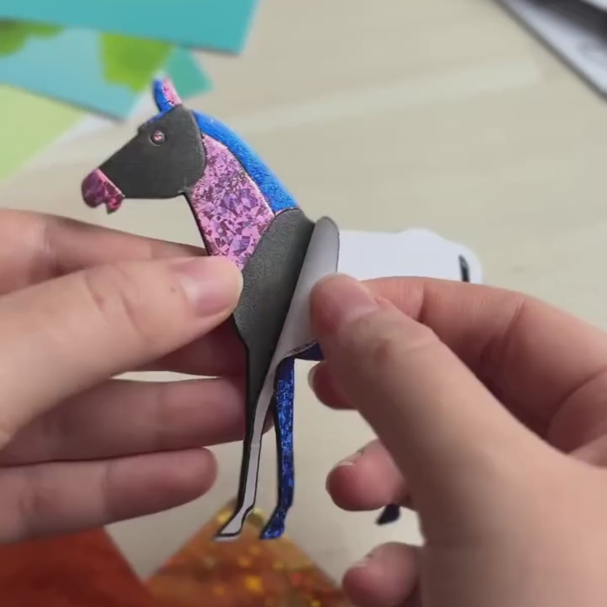 Foil Fun: Świat zwierząt – błyszczące obrazki zwierzątek bez bałaganu! (4+ lata)